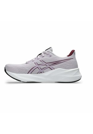 Scarpa da corsa viola chiaro con strisce marroni, suola bianca ammortizzata, suola nera e design con lacci su sfondo bianco semplice.