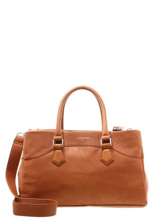 Sac à main en cuir marron avec deux poignées et une bandoulière amovible, équipé de ferrures argentées et affichant un logo de marque discret sur le devant.