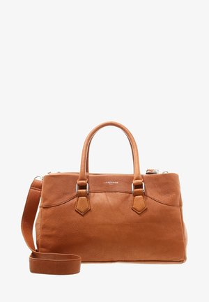 Brązowa skórzana torebka z dwoma uchwytami i odpinanym paskiem na ramię, z srebrnymi okuciami i subtelnym logo marki na froncie.