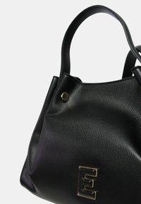 Borsa tote nera in pelle con superficie texturizzata, caratterizzata da una lettera "E" in accento dorato e manici arrotondati.