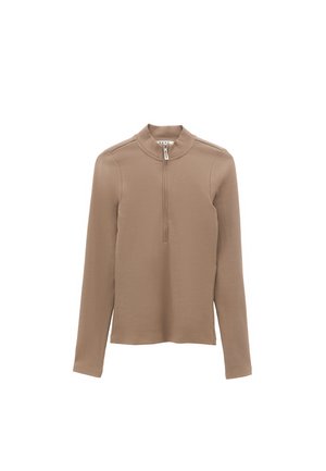 Maglione a maniche lunghe color marrone chiaro con chiusura a mezza zip sul davanti e collo a lupetto, esposto su uno sfondo bianco semplice.