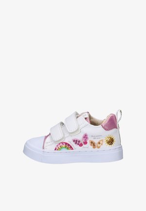 Witte kindersneaker met een roze hiel, twee klittenbandbandjes en kleurrijke paillettenontwerpen van een regenboog, vlinders en een zon aan de zijkant.