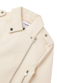 Giacca da moto in finta pelle color crema con colletto a punta, zip argentata e bottoni a pressione in contrasto. Presenta cuciture sartoriali e tasche.