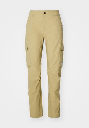 Pantalones cargo en color caqui claro, con pernera recta, múltiples bolsillos laterales y una cinturilla simple con cierre de botón. La textura es lisa.