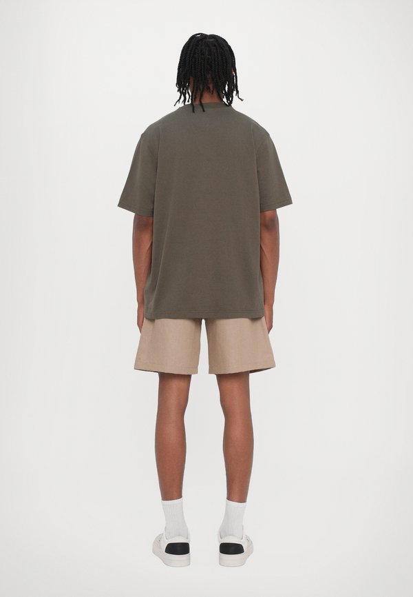 TEE - Basic T-shirt - capers2