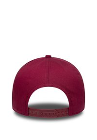 Kapu koja je boje maroon, s zaobljenim vrhom i ravnim vizirom. Ima plastičnu podesivu traku straga za prilagođavanje.