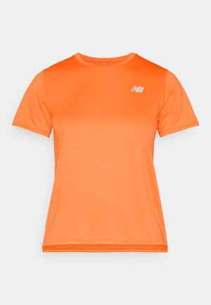 Kratko rokavno športno majico v svetlo oranžni barvi, izdelano iz lahkotnega materiala z teksturiranim zaključkom. Ima majhen bel logotip na prsih.