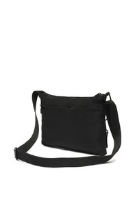 Czarna torba na ramię wykonana z miękkiego materiału, z zamkiem błyskawicznym, regulowanym paskiem oraz smukłym, prostokątnym kształtem z tylną kieszonką.