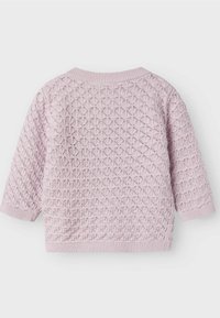 Pullover lavorato a maglia in morbido rosa con un motivo a diamante testurizzato, polsini e scollo a coste. Maniche lunghe con una vestibilità rilassata.