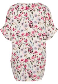 Květinová blůza s volnými rukávy, s krémovým pozadím zdobeným růžovými a modrými květinami, vytvářející živý vzor.