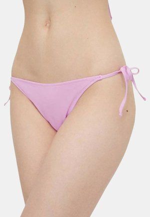 Costume da bagno rosa con un design a vita bassa, lacci laterali regolabili e texture del tessuto liscia. Assente qualsiasi motivo o dettaglio decorativo.