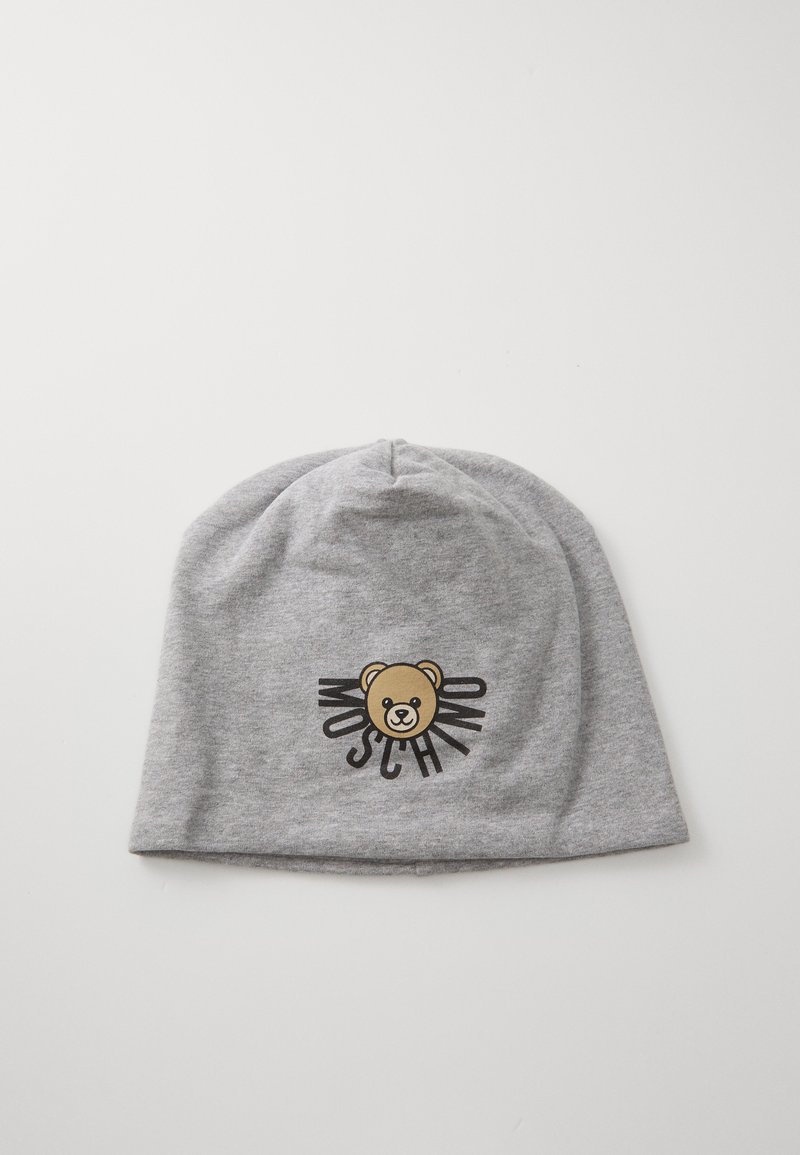 Gorro gris tejido de tela suave, que presenta un gráfico de un oso y la palabra "Moschino" en letras negras, centrada en la parte delantera.