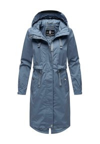 Cappotto impermeabile azzurro chiaro con cappuccio regolabile, vita con cordino e chiusura a bottoni a pressione. Presenta tasche laterali e maniche lunghe.