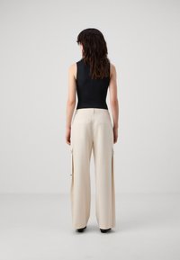 Karl Lagerfeld Jeans PLEATED CARGO - Cargobyxor - whitecap gray