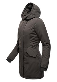 Chaqueta aislante de color gris oscuro con capucha, que cuenta con bolsillos laterales, puños acanalados y una textura exterior suave. Diseñada para brindar calidez y comodidad.