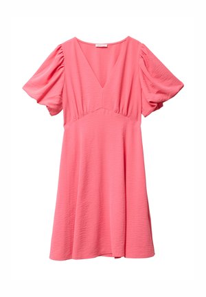 Lyserød kortærmet kjole med V-hals, samlet talje og flydende nederdel. Fremstillet af tekstiler med blød drapering.