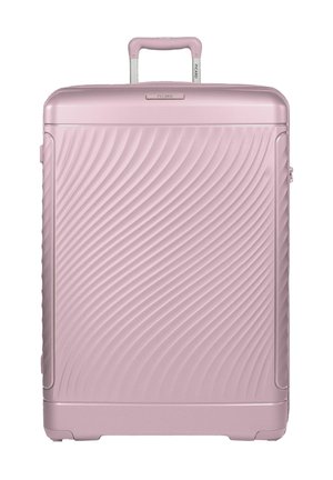 Hellrosa Hartschalenkoffer mit strukturiertem diagonalen Wellenmuster und oben ausgezogenem Teleskopgriff.