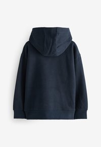 Marineblå hættetrøje med snøre i hætten, løs pasform, ribkant ved ærmer og bund, lavet af blødt, struktureret stof. Har ingen synlige metaldele.
