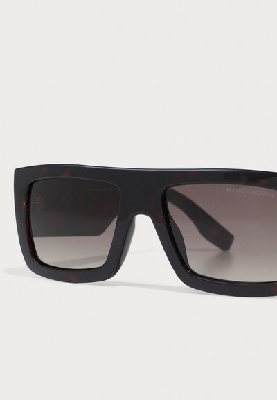 Ochelari de soare pătrați cu ramă din plastic negru și țestoasă, lentile gri cu degrade și branding subtil pe braț.