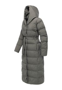 Polstret grå frakke med hætte, bælte i taljen og quiltet design. Har lange ærmer og knælang længde for varme.