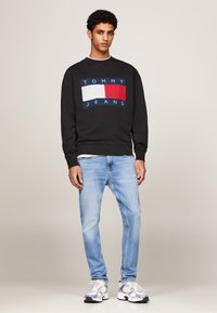 Tommy Jeans BIG FLAG CNECK - Mikina - black