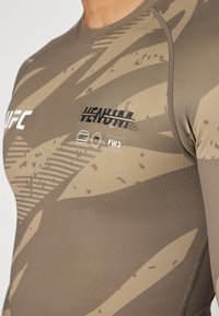 Venum UFC FIGHT WEEK RASHGUARDS - Pikkade varrukatega topp - desert camo