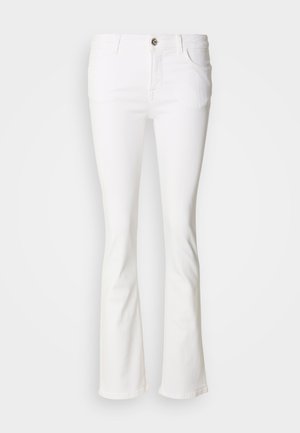 Λευκά τζιν με φάρερ, πέντε τσέπες, κλείσιμο με κουμπί και φερμουάρ, και εμφανείς ραφές. Κατασκευασμένα από υφαντό τζιν ύφασμα με λεία υφή.