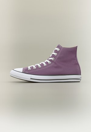 Basket montante en toile violette avec embout en caoutchouc blanc, lacets blancs et semelle en caoutchouc blanche avec des rayures noires, vue de côté.