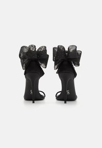 Steve Madden NIKOLE - Sandaalit nilkkaremmillä - black