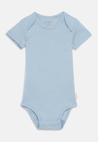 Jasnoniebieski bawełniany body z krótkim rękawem, o prążkowanej fakturze, z zapięciami na zatrzaski na dole, ułatwiającymi zmianę pieluszki.