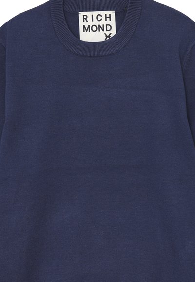 Maglione blu navy a collo giro con colletto a coste e etichetta cucita che reca la scritta "RICHMOND" all'interno del collo sul retro.