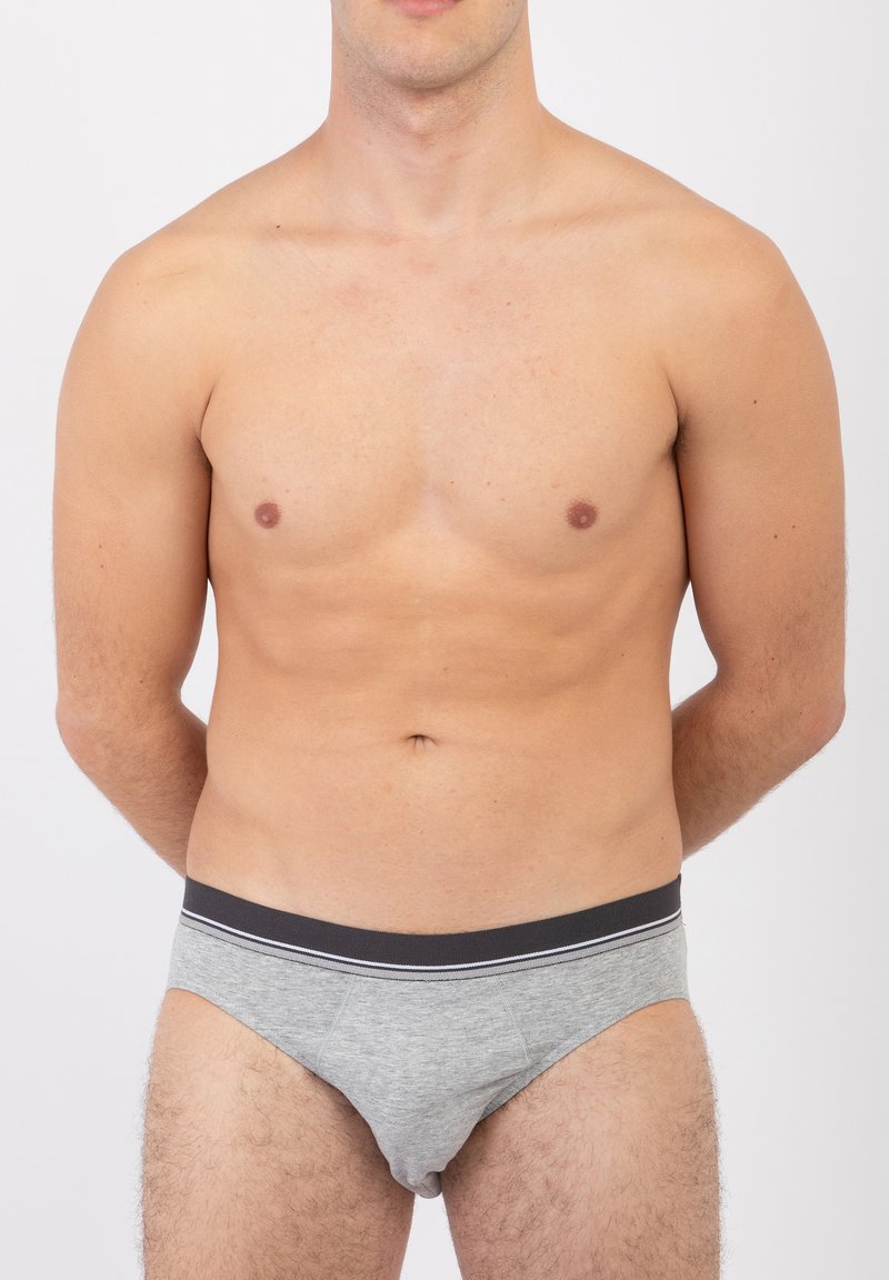 Slip in cotone grigio con elastico nero e due strisce bianche, che mostrano un design classico e una vestibilità contornata.