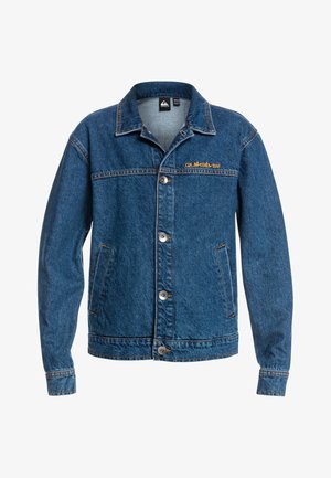Veste en denim bleu avec fermeture à boutons, deux poches latérales, col et logo Quiksilver orange brodé sur le côté gauche de la poitrine.