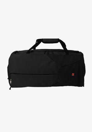 Schwarze DUFFEL-TASCHE aus robustem Material, mit Reißverschluss, zwei Traggriffen und einem kleinen roten Logo an der Seite.