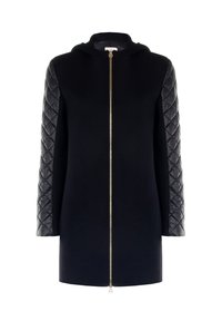 Cappotto nero con cappuccio e maniche in pelle trapuntata, corpo in lana liscia e zip frontale dorata. Design classico e dal taglio sartoriale.