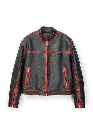 Chaqueta de cuero negro con bordes rojos desgastados, cremallera frontal, bolsillos con cremallera y puños de mangas con cremallera sobre un fondo blanco.
