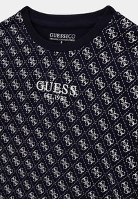 Navyblauer Pullover aus Bio-Baumwolle mit wiederholtem weißen Logo-Muster, geripptem Rundhalsausschnitt und gestickten Rautendetails. Markennamen wird prominent angezeigt.