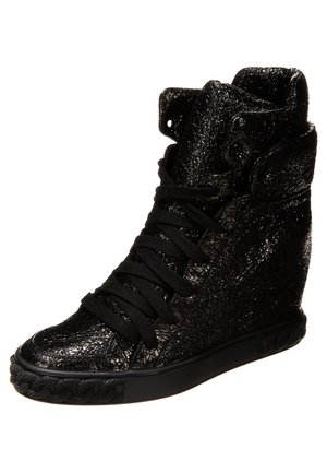 Schwarzer High-Top-Sneaker mit strukturierter Oberfläche, schwarzen Schnürsenkeln und verstecktem Keilabsatz.