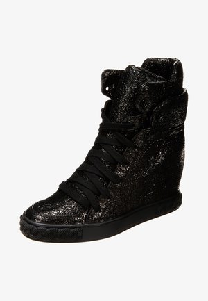Czarny sneaker za kostkę z teksturowaną powierzchnią, czarnymi sznurówkami i ukrytą koturną.