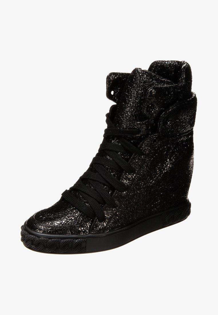 Baskets montantes noires avec surface texturée, lacets noirs et talon compensé caché.