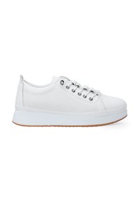 Weiße Sneakers mit einem oberteil aus glattem Leder und perforierten Details, ausgestattet mit runden Schnürsenkeln, einer Gummisohle und einem flachen Design.