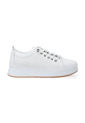 Weiße Sneakers mit einem oberteil aus glattem Leder und perforierten Details, ausgestattet mit runden Schnürsenkeln, einer Gummisohle und einem flachen Design.