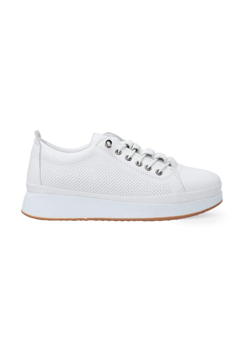 Weiße Sneakers mit einem oberteil aus glattem Leder und perforierten Details, ausgestattet mit runden Schnürsenkeln, einer Gummisohle und einem flachen Design.