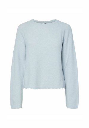 Svijetloplavi pleteni pulover s dugim rukavima, valovitim izrezom i opuštenim krojem, s mekom teksturom i jednostavnim dizajnom.