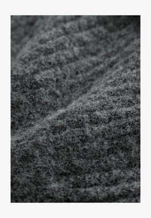 Teksturirana siva tkanina s mekanim, pahuljastim izgledom. Materijal ima neravnomjeran tkanje i slojeviti izgled koji naglašava dubinu i mekoću.