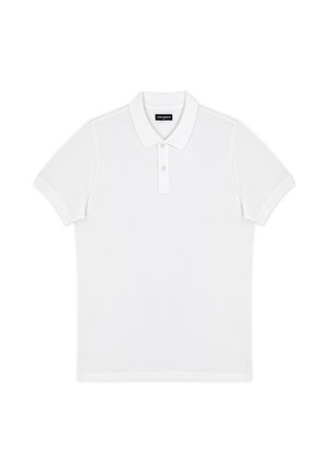 Prosty biały polo z krótkim rękawem, kołnierzykiem i dwoma guzikami, rozłożony na płasko na białym tle.
