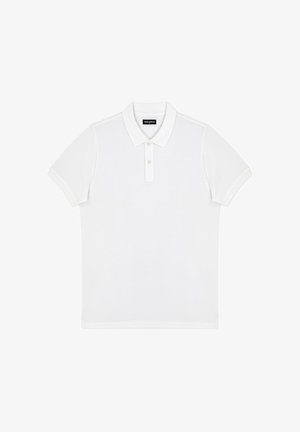 Prosty biały polo z krótkim rękawem, kołnierzykiem i dwoma guzikami, rozłożony na płasko na białym tle.