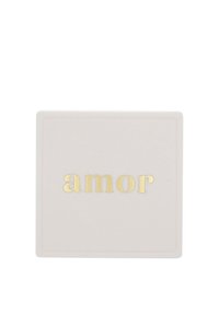 Piatto quadrato in ceramica grigio chiaro con "amor" impresso in lettering dorato sulla parte superiore, caratterizzato da un delicato design a bordura.
