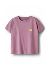 Kratka majica z mauve kratkimi rokavi in okrolim izrezom ter majhnim vezenim rumenim rezinom limone na levi strani prsnega koša.