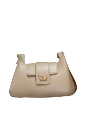 Borsa a tracolla in pelle beige con forma curva, chiusura a patta e logo "Bvlgari" in tonalità oro sulla parte anteriore.